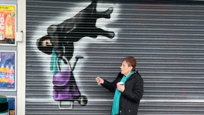 Dükkan kepengine takılarak 7 metre havaya kalkan 71 yaşındaki kadının viral olan görüntüsü, duvar resmi oldu
