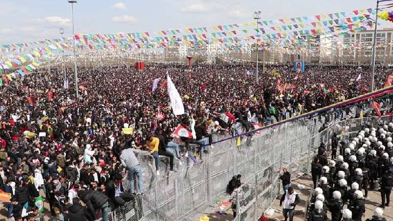 İzmir'de Nevruz | DEM Parti'nin kutlamalarında 35 kişi gözaltına alındı