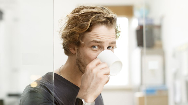 Soğuk kahve içmek daha iyi olabilir. Soğuk kahvenin daha düşük konsantrasyonlarda asidik bileşiklere sahip olduğu biliniyor.