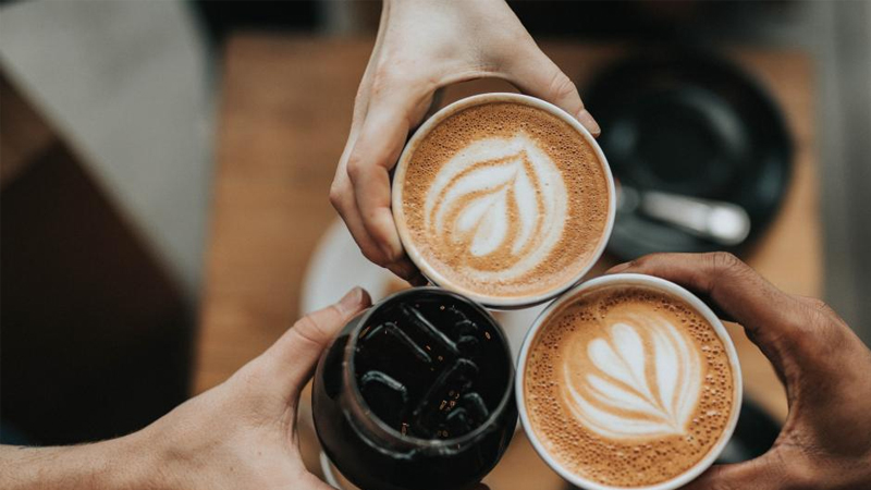 Ayrıca kahvenize süt ya da krema da ekleyebilrisiniz. Süt ürünleri midenizdeki asidi tamponlamaya yardımcı olabilir.