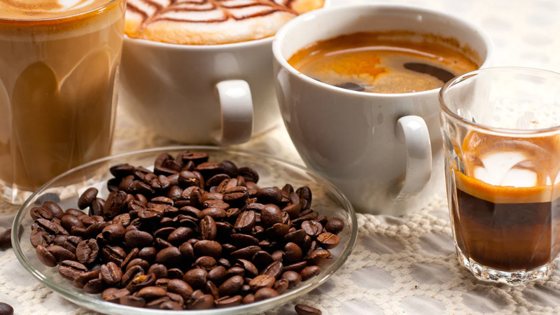 Sonuç olarak: Çoğu insan için aç karnına bir fincan kahve içmek herhangi bir zarara neden olmaz. Hassas midelere sahip olanlar bile daha koyu bir kavrulmuş kahve hazırlayarak veya kahvelerini bir miktar sütle hazırlayarak mide rahatsızlığı riskini azaltabilirler. (Kaynak: Gazete Oksijen)