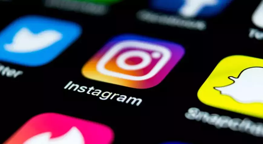 Instagram'ın kardeş platformu Facebook, zaman tünelinde yayın tarihini değiştirmeye izin veriyor. Ancak yalnızca Facebook'ta yayınlanan içeriklerin tarihi değiştirilebiliyor. Şimdilik Meta'nın sahip olduğu sosyal medya platformu geçmiş tarihli gönderiler, Reels'lar veya Hikayeler paylaşmaya izin vermiyor. Ancak, uygulama ayarlarındaki Arşiv bölümüne giderek geçmişte paylaştığınız içeriğe erişebilmek mümkün.