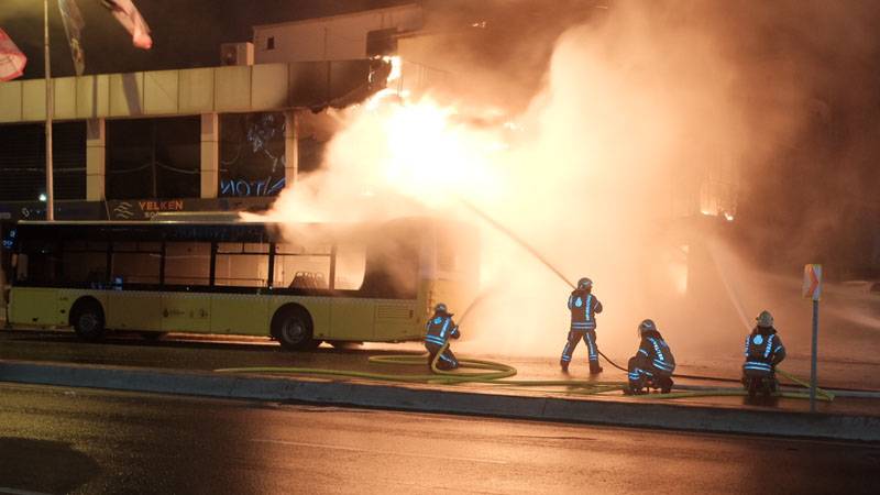 İstanbul'da alevli gece! İETT otobüsü de yandı