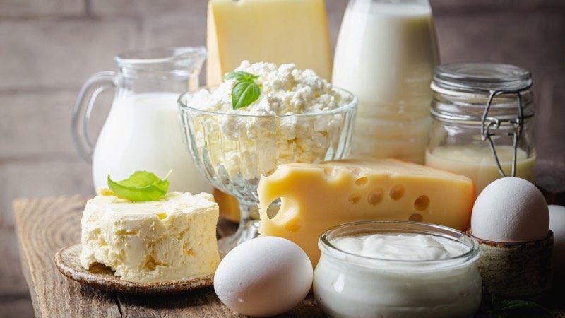 PEYNİR DAHİL SÜT VE SÜT ÜRÜNLERİ: Uzmanlar; çedar, brie ve beyaz peynirin migreni tetikleyebilen amino asit tiramin içerdiğini vurguluyor. Öte yandan hem kronik baş ağrısı hem de laktoz hassasiyeti olan kişilerin süt ürünlerinden uzak durması tavsiye edilmektedir.