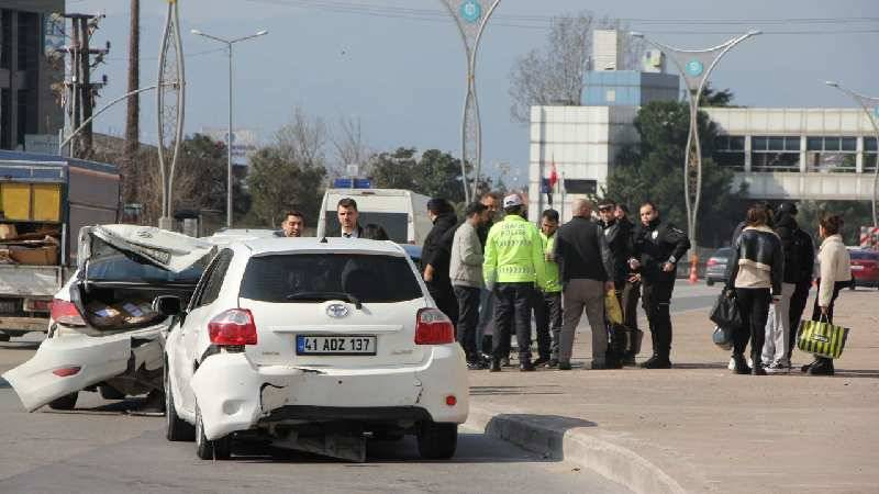 İzmit'te 7 araçlı zincirleme kaza: 1'i çocuk 5 yaralı!