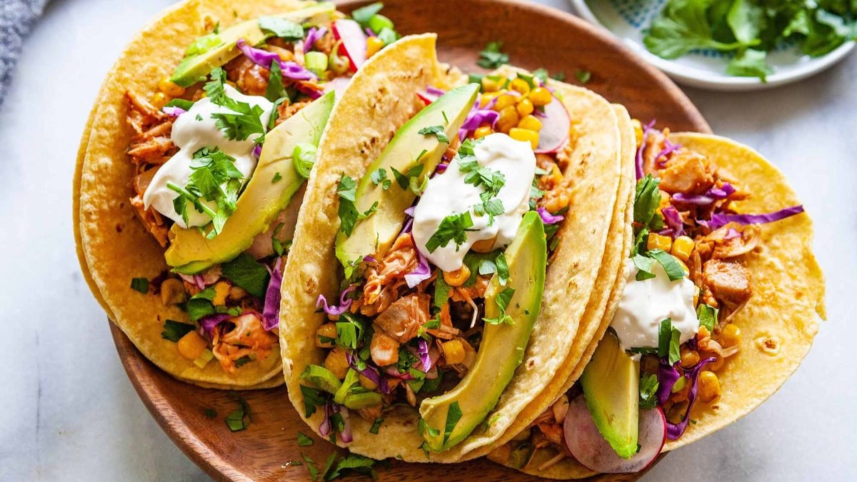3. Taco / Meksika Taco, Meksika'nın ulusal yemeğidir ve taco kelimesinin bir kağıt parçasına sarılıp kayaların içine yerleştirilen barut anlamına geldiği 18. yüzyıldaki Meksika gümüş madenlerine kadar uzanır.