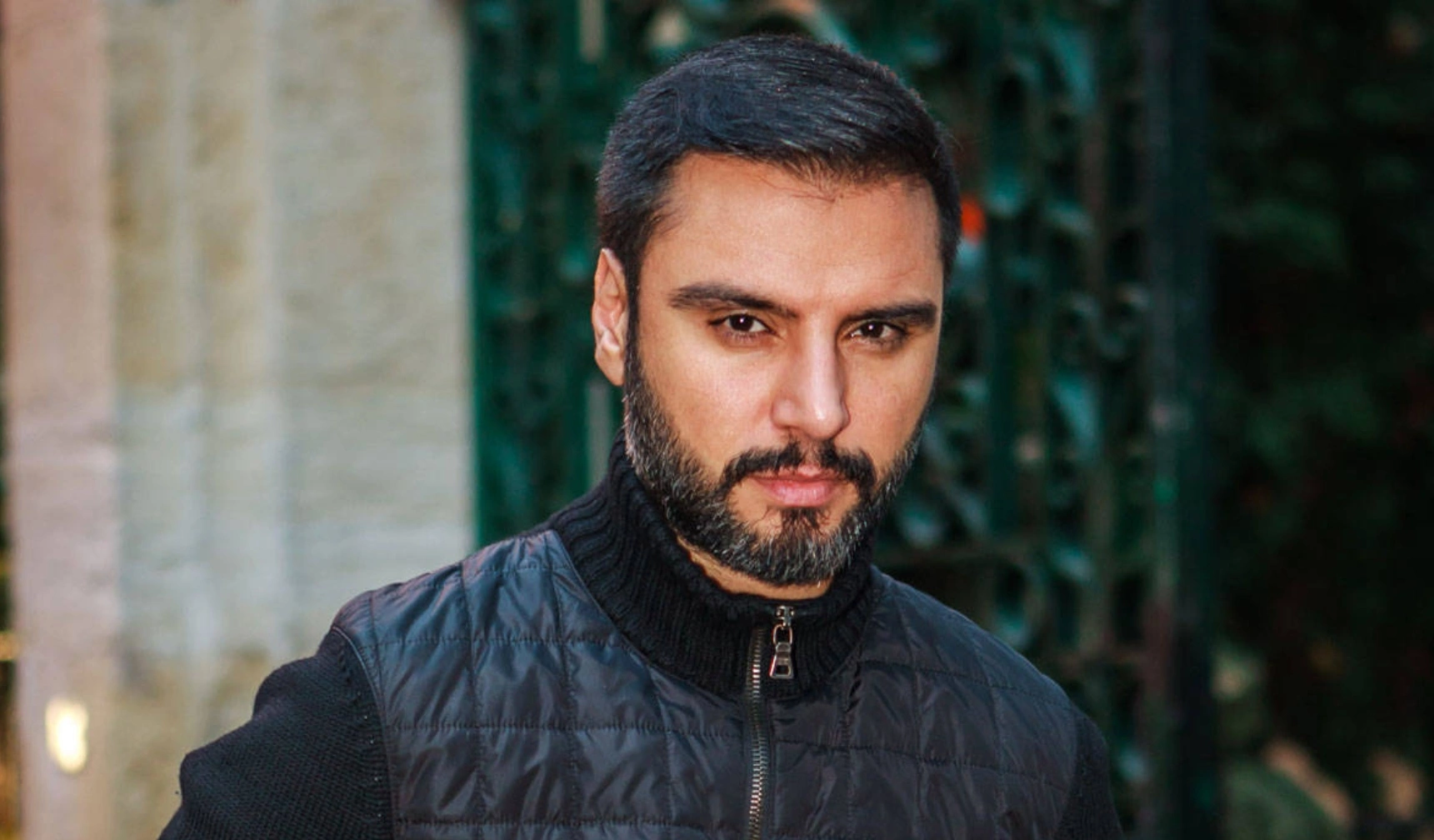 Gazetecilerin sorularını yanıtlayan Alişan, etek giyen ünlülerle ilgili, "Cinsiyetsiz bir toplum yaratmak istiyorlar. Ama burası Türkiye, işlemez. Kime kimseye karışamaz demokratik bir ülkede yaşıyoruz ama bunu örnek olarak benim çocuğum daha 5 yaşında çok fazla bunu görürse örnek almak isterse o zaman tehlikeli olur, o zaman olmaz” dedi.