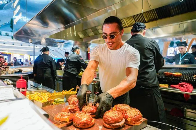 Nusr-Et kısa bir süre önce İGA İstanbul Havalimanı'nda da Saltbae Burger'ı açtı. Yeni planlar arasında dünya genelinde büyük havalimanlarında Saltbae Burger’lar açmak da var.