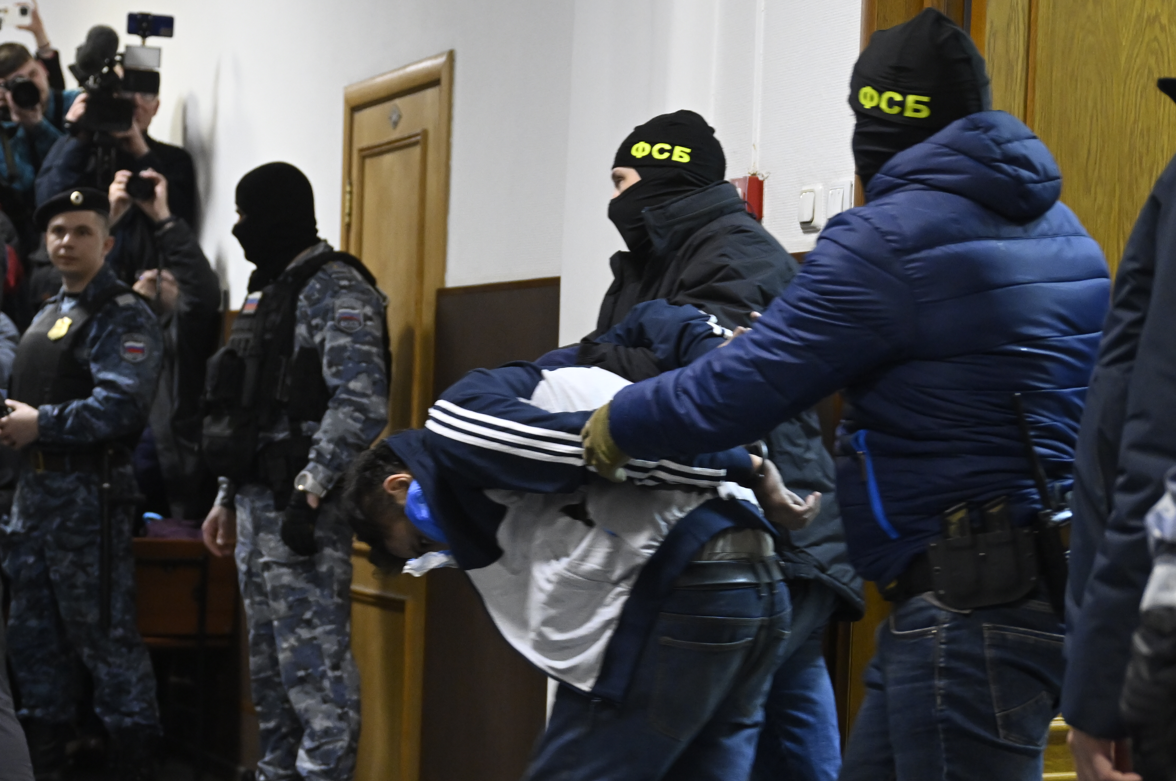Moskova'daki Crocus City Hall saldırısı zanlıları hakim karşısında