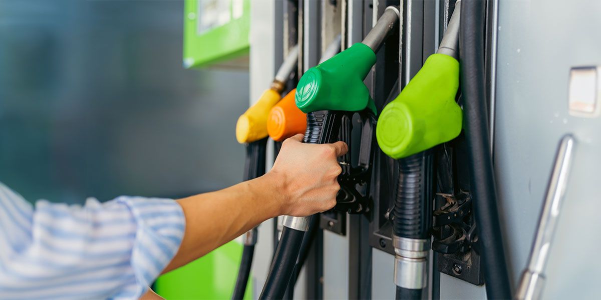 Halkın doğrudan etkileyen fiyatların başında akaryakıt ücretleri geliyor. Benzinin litresi Mayıs 2023’te 19,8 lira iken Mart 2024’te 43,4 lira yükseldi. Motorin fiyatı ise 18,6 liradan 42 liraya ulaştı.