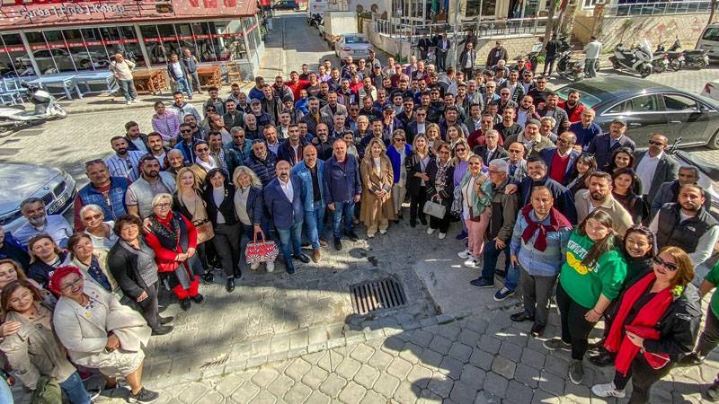 Kuşadası'nda 150 kişi Gelecek Partisi'nden istifa ederek, CHP'ye katıldı
