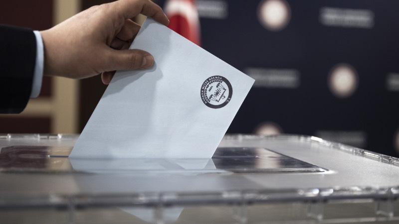 SORU: Büyükşehir belediyesi sınırlarında yaşayan seçmen neler için oy kullanacak?  Her seçmen, kanunda sayılan istisnalar dışında, hangi sandık seçmen listesinde kayıtlı ise ancak o sandıkta oy kullanabilecek. Bir seçmen, hangi seçim çevresinin seçmeni ise ancak o seçim çevresinde yapılan seçimler için oy kullanabilecek.  Adana, Ankara, Antalya, Aydın, Balıkesir, Bursa, Denizli, Diyarbakır, Erzurum, Eskişehir, Gaziantep, Hatay, İstanbul, İzmir, Kahramanmaraş, Kayseri, Kocaeli, Konya, Malatya, Manisa, Mardin, Mersin, Muğla, Ordu, Sakarya, Samsun, Şanlıurfa, Tekirdağ, Trabzon ve Van'daki seçmenler, "büyükşehir belediye başkanı", "belediye başkanı", "belediye meclis üyeliği" ile "muhtarlık ve ihtiyar heyeti" için oy kullanacak.