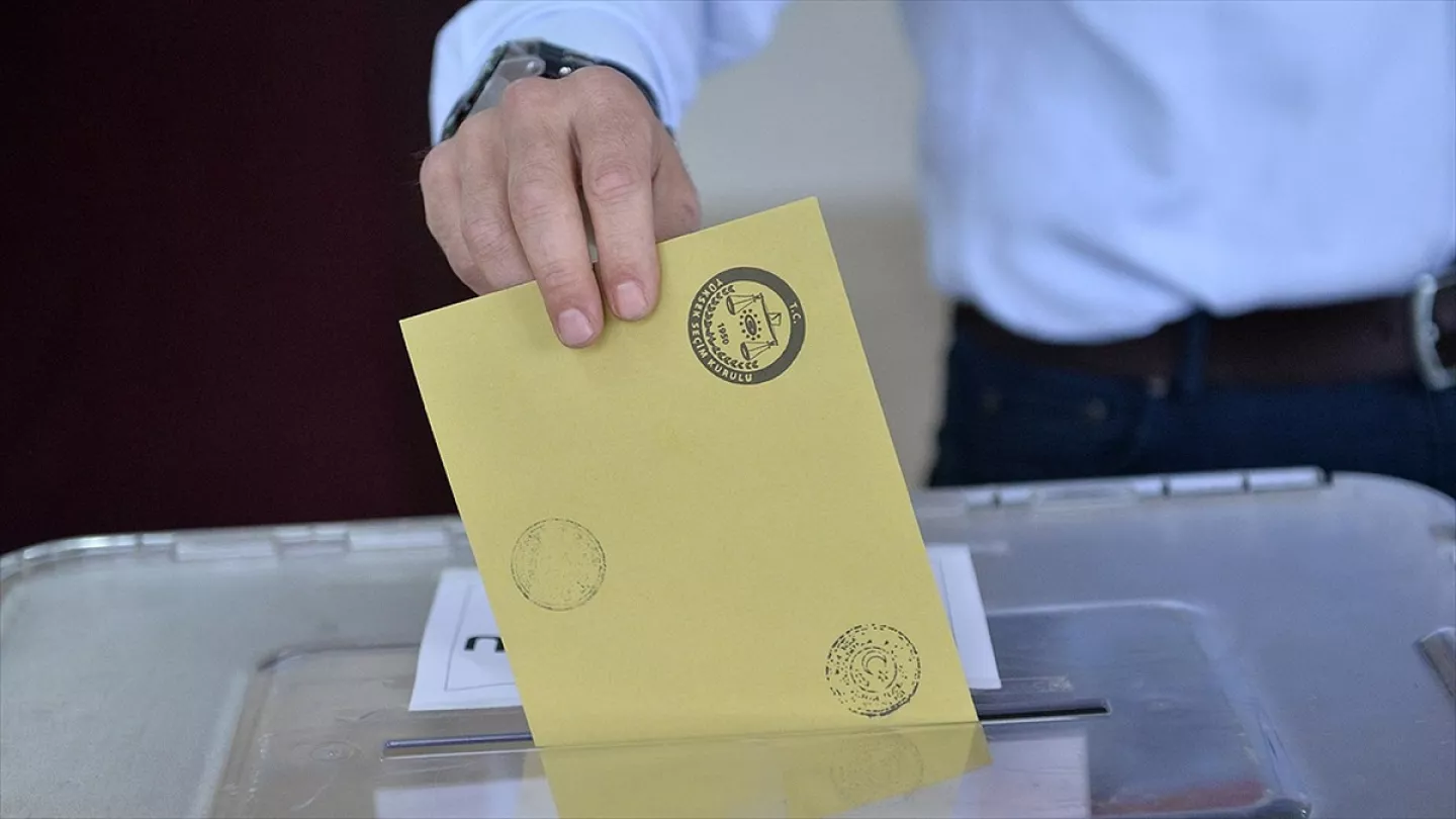 Ankete göre Antalya, Adana, Ordu, Bursa, Eskişehir, Balıkesir’de seçim yarışı yüzde 1 veya 2 oy farkıyla kafa kafaya sürüyor. 