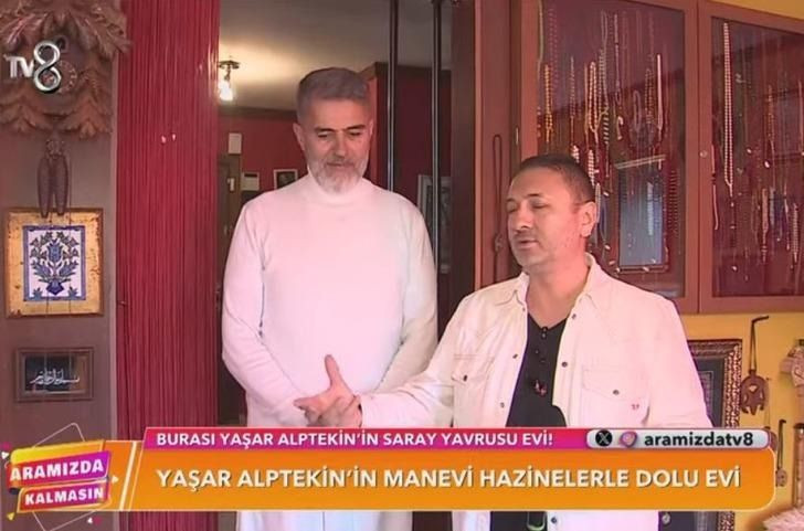 Evinde kutsal emanetler köşesi olan eski manken ve oyuncu "Kabe örtüsü ne güzel kokuyor. Senede bir kere peygamber efendimizin saçı yıkanıyor saçının yıkandığı su" diyerek evinin o kısmını da gösterdi.