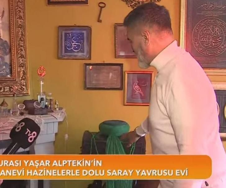 "Peygamber Efendimizin sakalı" diyerek o kısmı da gösteren Yaşar Alptekin 'in duvarlarında da tespihleri asılı.