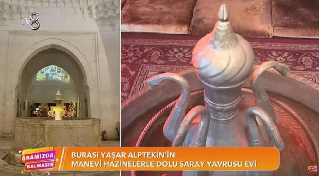 Yaşar Alptekin'in salonunun duvarlarının bir kısmı ise kitaplarla dolu.