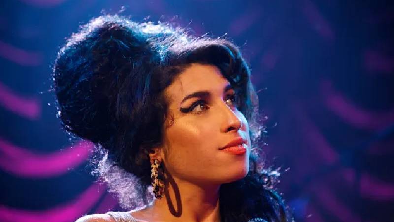 Amy Winehouse'un eşyaları bir kez daha satışa çıktı; 17 sterlinlik bale ayakkabıları 7 bin 500 sterline satılıyor