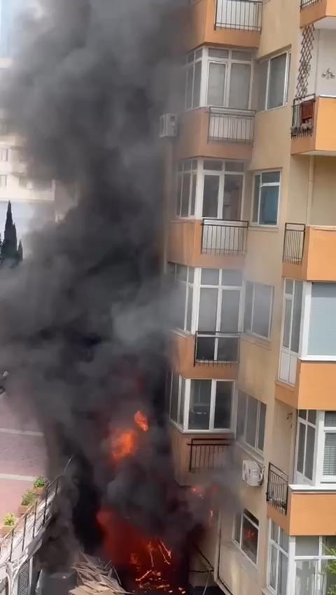 Yangın, Gayrettepe Yıldız Posta Caddesi Esentepe Mahallesi Gönenoğlu Sokak'ta saat 13.00 sıralarında 16 katlı binanın -1 katındaki Masquerade adlı gece kulübünde çıktı. Tadilat yapıldığı sırada sahnenin yanında bir patlama oldu.