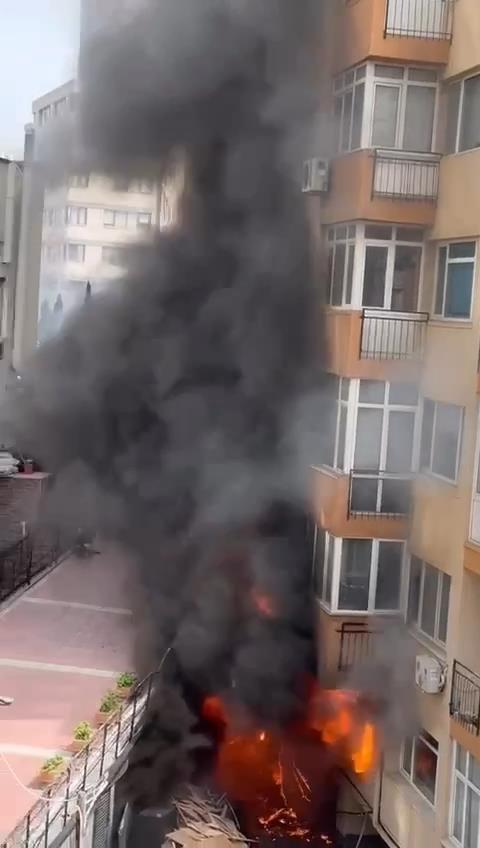 Patlamanın ardından gece kulübünü alevler sardı. O sırada kulüpte ve binada bulunanlar içeride mahsur kaldı. İhbar üzerine olay yerine çok sayıda itfaiye, ambulans ve sağlık ekibi sevk edildi. Yangında 27 kişi hayatını kaybetti, 1 kişi ağır yaralandı. 