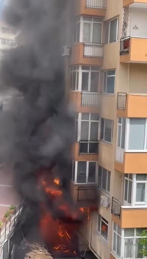 İstanbul Valisi Davut Gül, "Yangının çıkış nedeni belli değil. Tadilat yapılıyormuş. Hayatını kaybedenler tadilat için çalışanlar" ifadelerini kullandı. İçişleri Bakanı Ali Yerlikaya, sosyal medya hesabından yaptığı açıklamada olayla ilgili soruşturma başlatıldığını açıkladı. Adalet Bakanı Yılmaz Tunç, yangın faciasında 3 savcının görevlendirildiğini, 5 kişi için gözaltı kararının verildiğini duyurdu. Öte yandan Cumhurbaşkanı Erdoğan, yangınla ilgili İçişleri Bakanı Yerlikaya'yı telefonla arayarak bilgi aldı. (DHA)
