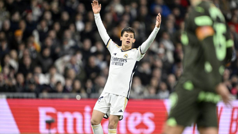 Arda Güler'in Real Madrid'de yeterli süreyi alamadığı için hayal kırıklığı yaşadığı kaydedildi. Milli yıldızın kiralık olarak Real Madrid'den ayrılmaya sıcak baktığı vurgulandı.