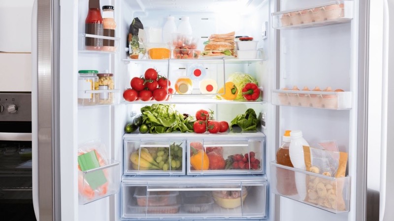 4. Süt ürünlerini en arkaya yerleştirin: Buzdolabı düzenleme ipuçları listemize çok önemli bir maddeyle devam ediyoruz. https://listelist.com/en-kullanisli-temizlik-malzemeleri/Ürününüzün buzdolabındaki yeri, ömrünü ve lezzetini etkileyebilir. Buzdolabının arkası en soğuk yerdir. Yani süt ürünleri ve çiğ et gibi çabuk bozulan ürünleri saklamak için idealdir. Ancak, yeşil yapraklı sebzeleri sıcaklığın sabit olduğu ancak çok soğuk olmadığı orta veya alt raflarda saklamak daha iyi olacaktır. Buzdolabının kapısı ise en sıcak kısımdır, çeşniler ve içecekler için idealdir.