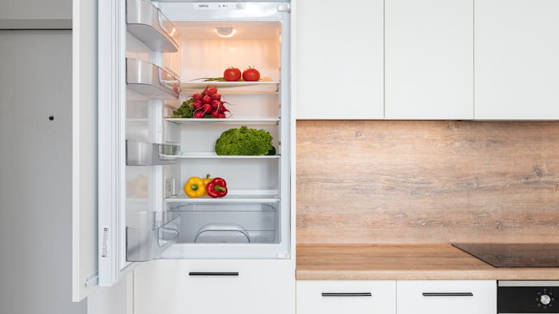 7. Yiyeceklerinizi sık sık kontrol edin: Buzdolabınızı haftada bir kere kontrol edin. Ürünlerin son kullanma tarihine bakın, yumuşayan meyvelerinizi tüketmek üzere ayırın ve yemeklerinizi bitirin. Buzdolabı yönetim rutininizin bir parçası olarak, her şeyin bir yeri olduğundan ve daha kolay bozulabilen ürünleri ön tarafa yerleştirdiğinizden emin olun. Kaynak: The Most 10