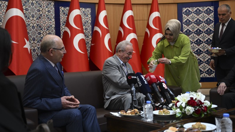 Siyasi partiler arasında bayramlaşma günü: AKP ve CHP arasında neler ...