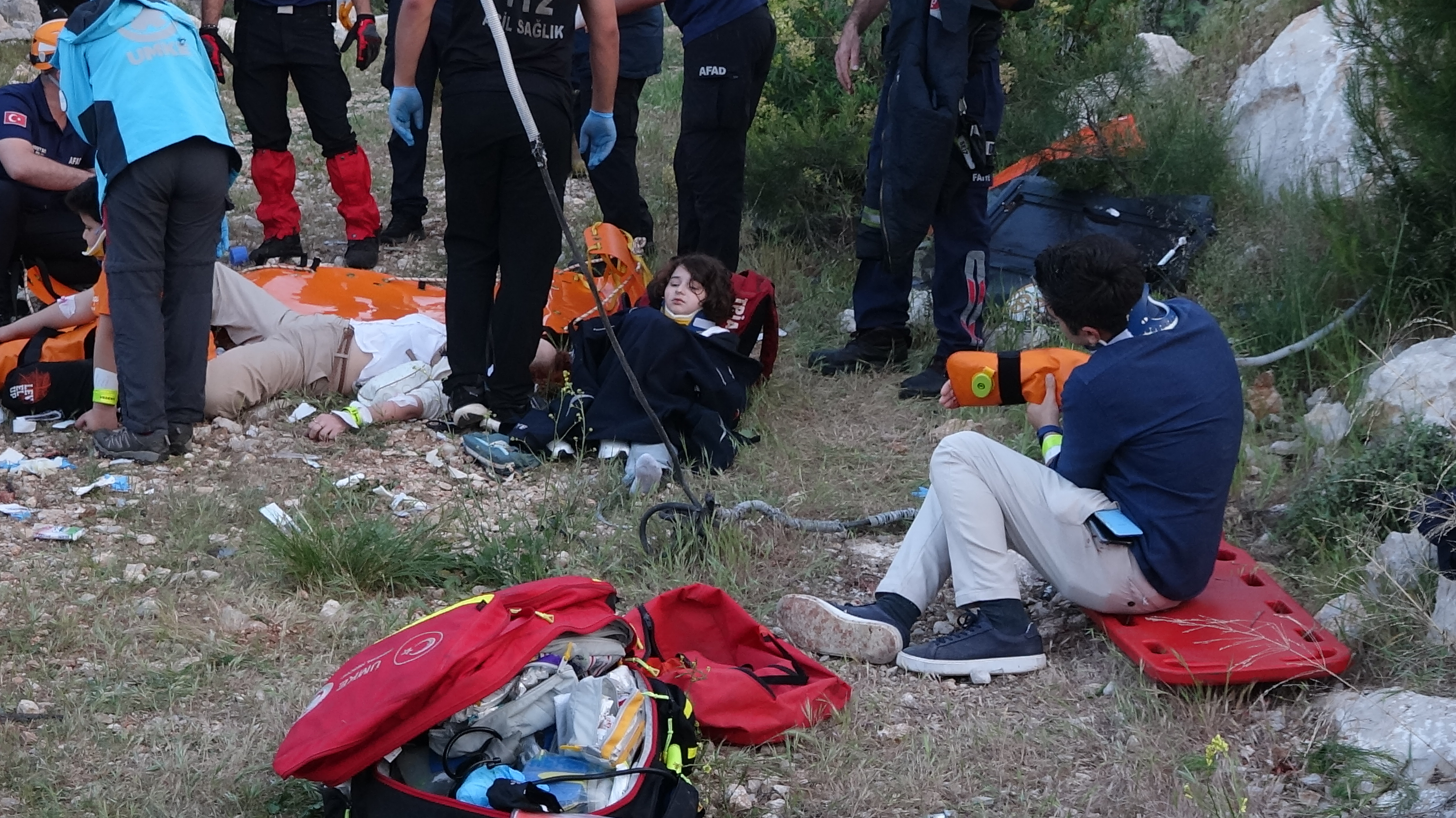 Kazada hayatını kaybeden kişinin Memiş Gümüş (54) olduğu belirlenirken, Özlem Şahin, Kaan Akgün, Fatih Gümüş, Keziban Çapar Gümüş, Lütfullah Kerim Gümüş, Herdem Eyüpoğlu ve Akmaral Abdyldaeva yaralandı.  Sahil Güvenlik Komutanlığına bağlı helikopterle olay yerinden alınarak, hastanelere götürüldü. Teleferik kabinlerinde mahsur kalan 184 kişi için kurtarma çalışmaları başlatıldı. 
