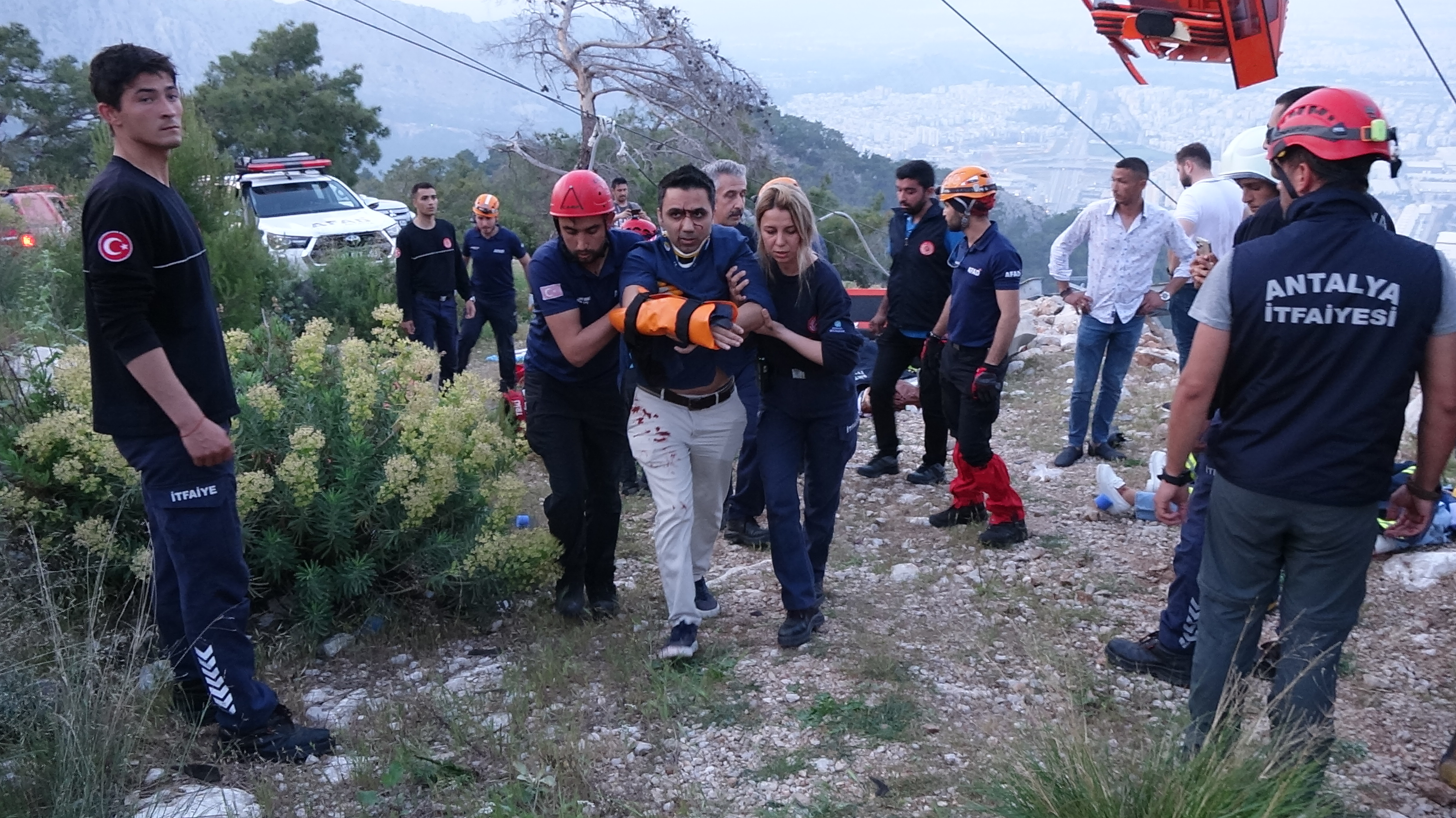Afet ve Acil Durum Yönetimi Başkanlığı (AFAD), Antalya'daki teleferik kazasında kurtarma çalışmalarının profesyonel ekipler tarafından sürdürüldüğünü bildirdi. Kazada, 1 kişinin hayatını kaybettiği, 7 kişinin ise yaralandığı aktarılarak, yaralılara ilk müdahalenin sağlık ekiplerince gerçekleştirildiği ve helikopterle hastaneye sevk edildikleri bildirildi.