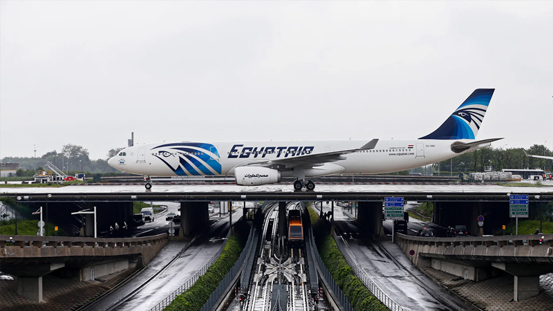  EgyptAir 804: Mayıs 2016’da EgyptAir firmasına ait A320-232 model yolcu uçağı Fransa’nın başkenti Paris’ten, Mısır’ın başkenti Kahire’ye gitmek üzere havalandı. Böylece EgyptAir’ın 804 sefer sayılı uçuşu başlamış oldu. İçerisinde 56 yolcu ve 10 kişilik mürettebatın bulunduğu uçak 19 Mayıs 2016’da 23.30 sularında Yunan hava sahasına giriş yaptı, 00.30 sularında ise Yunan radarlarından çıktı. Uçaktan bir daha haber alınamadı. Kazanın ne sebeple gerçekleştiğine dair farklı iddialar var. Ancak olayın üzerindeki sis perdesi aralanmış değil. Kimileri, tıpkı kazanın olduğu günlerde Mısırlı yetkililerin yaptığı gibi bir terör saldırısı ihtimali üzerinde duruyor. Kimileri ise uçağın kontrol altına alınamayan bir yangın yüzünden düştüğünü düşünüyor. Üstelik kazanın ardından yürütülen soruşturmalar, uçakta bir yangın meydana geldiğine dair kuvvetli şüphelere sebep oluyor. Kazaya dair bir Fransız raporu ise gerçek sebebin pilotun kokpitte sigara içmesi olduğunu ileri sürüyor.