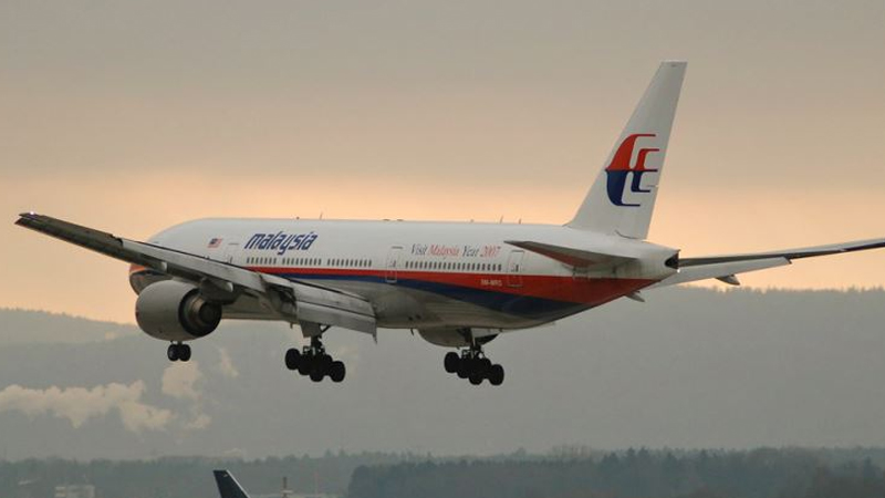 Malezya Havayolları MH370: Malezya Hava Yolları’na ait 370 sefer sayılı uçuşun 8 Mart 2014 tarihinde Malezya’daki Kuala Lumpur Uluslararası Havalimanı’ndan başlaması ve 9M-MRO kuyruk numaralı Boeing 777-200ER uçağının Çin’deki Pekin Başkent Uluslararası Havalimanı’nda sona ermesi planlanıyordu. Ancak öyle olmadı. Uçaktaki 227 yolcu ve 12 mürettebatın tamamı hayatını kaybetti, muhtemelen. Ancak cesetlerin veya enkaz yığının nerede olduğunu bilen yok. Bu gizemli kayboluşun ardından tarihin en pahalı arama kurtarma çalışmalarından biri başlatıldı, kalabalık ekipler yıllar boyunca ait 370 sefer sayılı uçuşa ait bir iz için yoğun emek harcadı. Ne var ki ölü ya da diri ne bir yolcunun izine rastlamak mümkündü ne de en ufak bir enkaz parçasına. Uçağa ne olduğu hâlâ bir merak konusu. Elbette Malezya Havayolları’nın MH370 sefer sayılı uçuşu pek çok komplo teorisinin de merkezinde yer alıyor. Örneğin uçağın teröristler tarafından kaçırıldığını ve daha sonra kullanılmak üzere çok gizli bir yere saklandığını düşünenlerin sayısı hiç de az değil.