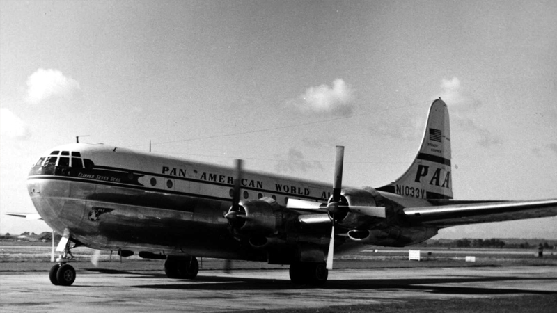 Pan Am Uçuş 7: Pan American World Airways şirketine ait Boeing 377 Stratocruiser uçağı 8 Kasım 1957’de San Francisco’dan Honolulu Uluslararası Havalimanı’na giderken Pasifik Okyanusu’na düştü. Trajik kazada 36 yolcunun tamamı ve sekiz mürettebat hayatını kaybetti. 5 gün süren arama kurtarma çalışmalarının sonunda uçak enkazının bir bölümüne ve 19 yolcunun cansız bedenlerine ulaşıldı. Talihsiz yolcuların büyük çoğunluğu can yeleklerini giymişti. Bu, uçağın yere çakılmaya hazırlıklı olduğunu gösteriyordu. Peki, ama Pan Am Uçuş 7 olarak tarihe geçen yolculuk neden olması gerektiği tamamlanamamıştı? Bu soru hiçbir zaman yanıtlamadı.