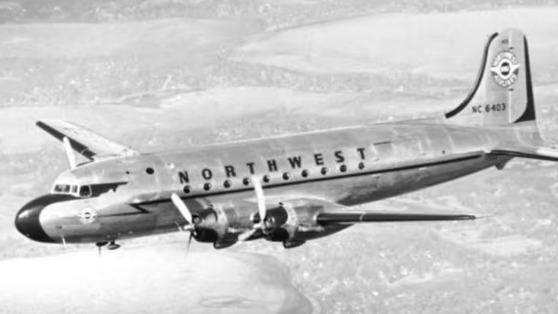 Northwest Orient Airlines Uçuş 2501: Northwest Orient Airlines Uçuş 2501 sebebi bilinmeyen uçak kazaları listesinde yer alıyor. DC-4 tipi uçak 23 Haziran 1950 gecesi gizemli bir şekilde ortadan kaybolmadan önce New York ile Seattle arasında süzülüyordu. Uçak Michigan Gölü’ne yaklaşırken güçlü bir fırtınayla karşılaştı. Pilot, uçağın irtifasını 3.500 feet’ten 2.500 feet’e düşürmek için izin istedi ancak talebi bölgede başka uçakların olması sebebiyle reddedildi. Takip eden süreçte uçakla irtibat kaybedildi ve DC-4 uçağı 55 yolcu ve 3 kişilik mürettebatıyla birlikte kayıplara karıştı. Uçağa ait hiçbir iz bulunamadığından kazanın ne sebeple meydana geldiği de hiçbir zaman öğrenilemedi.