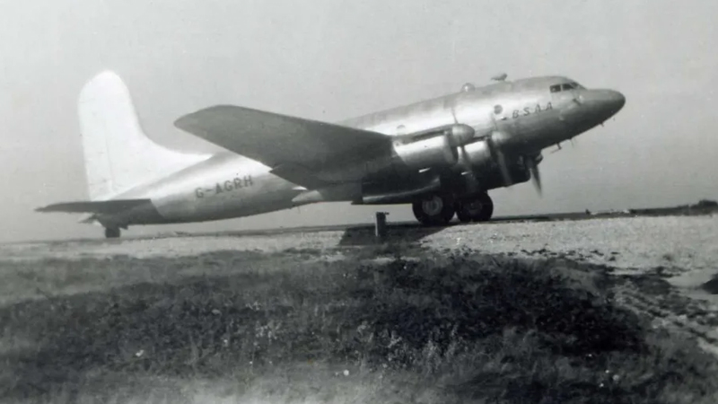 British South American Airways Star Ariel: Star Ariel, British South American Airways’e ait Avro Tudor Mark IV yolcu uçağıydı. 1949 yılında Bermuda’dan Jamaika’ya doğru yola koyulan uçağın telsiz bağlantısı kalkıştan bir saat sonra kesildi. İngiliz araştırmacılar Avro Tudor Mark IV’ün enkazına veya gemideki 20 kişiye dair herhangi bir iz bulamadılar. 1949 tarihli British South American Airways Star Ariel uçuşu da hiçbir kanıt bulunamadığı için sebebi bilinmeyen uçak kazaları listesindeki yerini aldı.