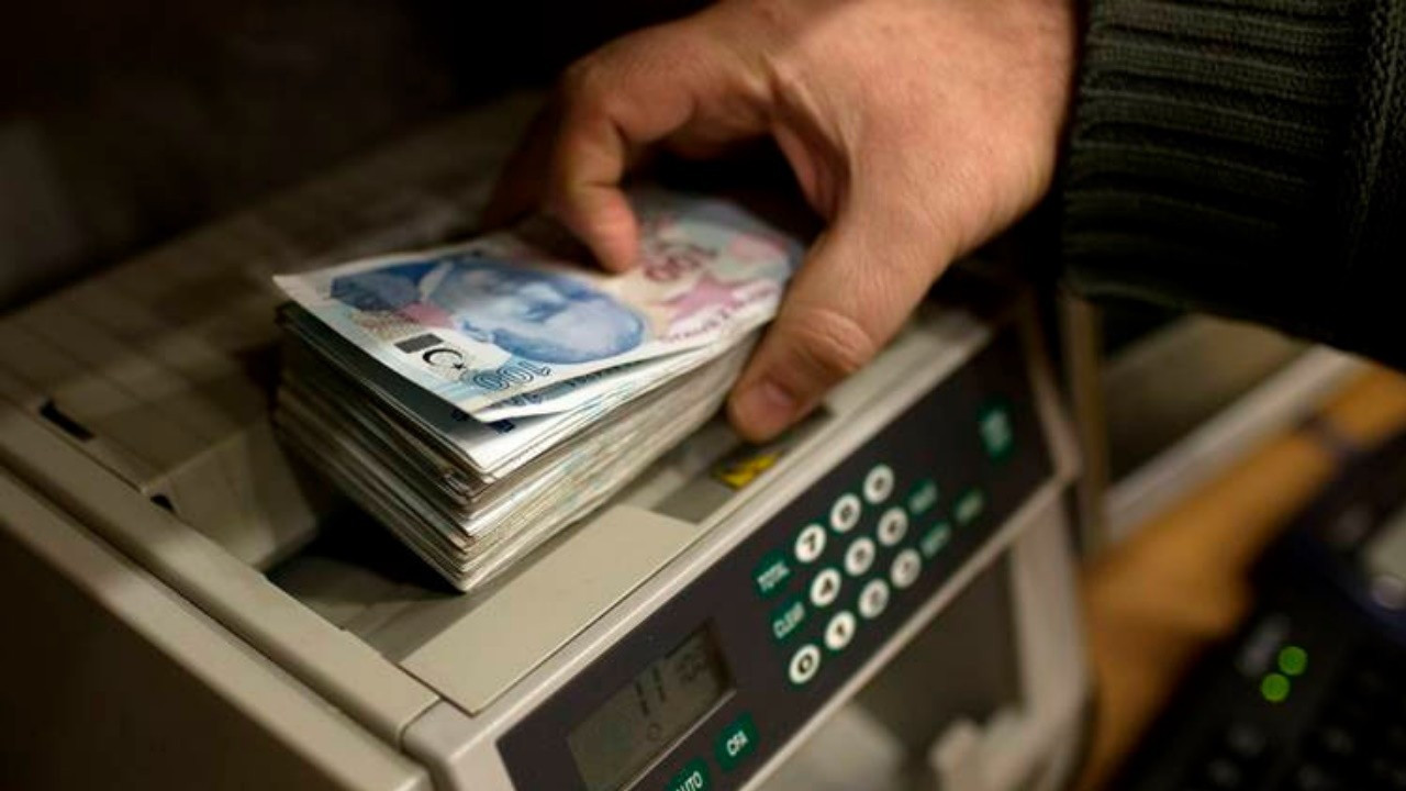 İHTİYACINIZ KADAR KREDİYE BAŞVURUN | Bankalar bazen ihtiyaçtan yüksek tutarlarda kredi fırsatı sunabilir. Ancak bu durum borcu vaktinde ve zorlanmadan ödeme konusunda insanı ileriki zamanda zorlayabilir. Öte yandan ödenemeyen kredi borçları kredi notunun düşmesine neden olabilir ve bu bir başka kredi çekiminde kişiyi zorlayabilir.