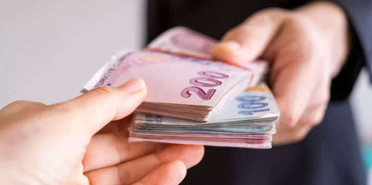 BANKALARIN KAMPANYALARINI TAKİP ETMELİ | Daha önce müşterisi olunmamış bankalardan kredi alan tüketiciler, yeni müşteriler için uygulanan düşük faizli kredi ve sıfır faizli nakit avans kullanabilir. Bu nedenle bankaların kampanyalarını takip etmekte fayda var.