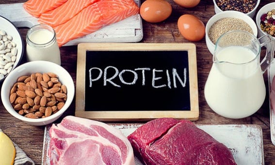 Dopamin, her ikisi de protein açısından zengin gıdalardan elde edilebilen tirozin ve fenilalanin amino asitlerinden üretilir. Bu amino asitlerin çok yüksek miktarda alınması dopamin düzeylerini artırabilir. Bunu hindi, sığır eti, yumurta, süt ürünleri, soya ve baklagiller gibi protein açısından zengin gıdalardan alabilirsiniz.