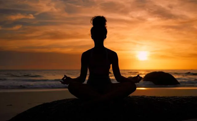 Endorfin düzeylerini artırmak ve ruh halini iyileştirmek için egzersiz yapabilirsiniz. Egzersiz, beyin duyarlılığını, serotonin ve norepinefrin seviyelerini artırarak depresyon hissini hafifletebilir. 2019 yılında Ulusal Tıp Kütüphanesi'de yayımlanan bir araştırma, 10-30 dakikalık bir egzersizin ruh halinizi iyileştirmek için yeterli olduğunu ortaya koydu.