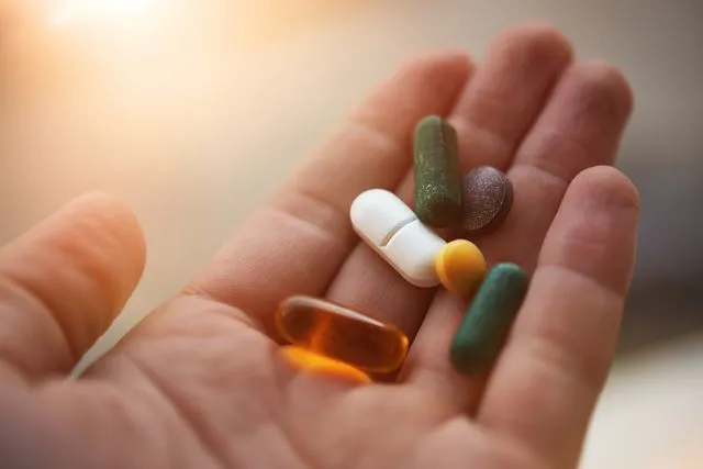 Vücudunuzun dopamin oluşturmak için demir, folat ve B6 vitamini dahil olmak üzere çeşitli vitamin ve minerallere ihtiyacı vardır. Hastanede yaptırabileceğiniz kan tahilinin ardından doktorunuza danışarak doğru beslenmeye ek olarak çeşitli takviyeler kullanmak dopamin düzeylerini artırmaya yardımcı olabilir.