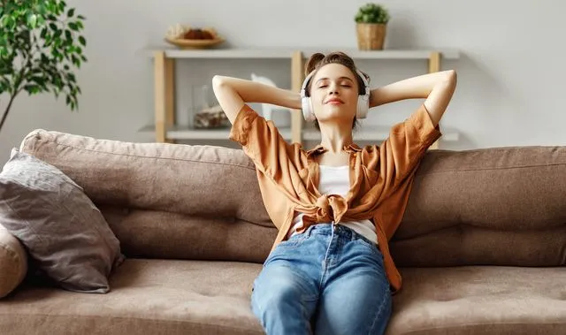 Müzik dinlemek beyninizdeki dopamin salınımını uyarmanın eğlenceli bir yolu olabilir. İnsanlar ve hayvanlar üzerinde yapılan çeşitli araştırmalar, müzik dinlemenin beyindeki dopamin düzeylerini artırabildiğini buldu. Araştırma ayrıca müzik terapisinin, depresyon gibi duygudurum bozuklukları veya dikkat eksikliği hiperaktivite bozukluğu (ADHD) gibi nöroçeşitlilik ile yaşayan insanlar için alternatif bir tedavi veya destek mekanizması olarak potansiyele sahip olduğunu ortaya çıkardı.