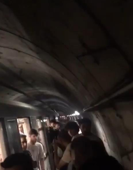 Metro arızalandı: Yolcular raylarda yürüdü