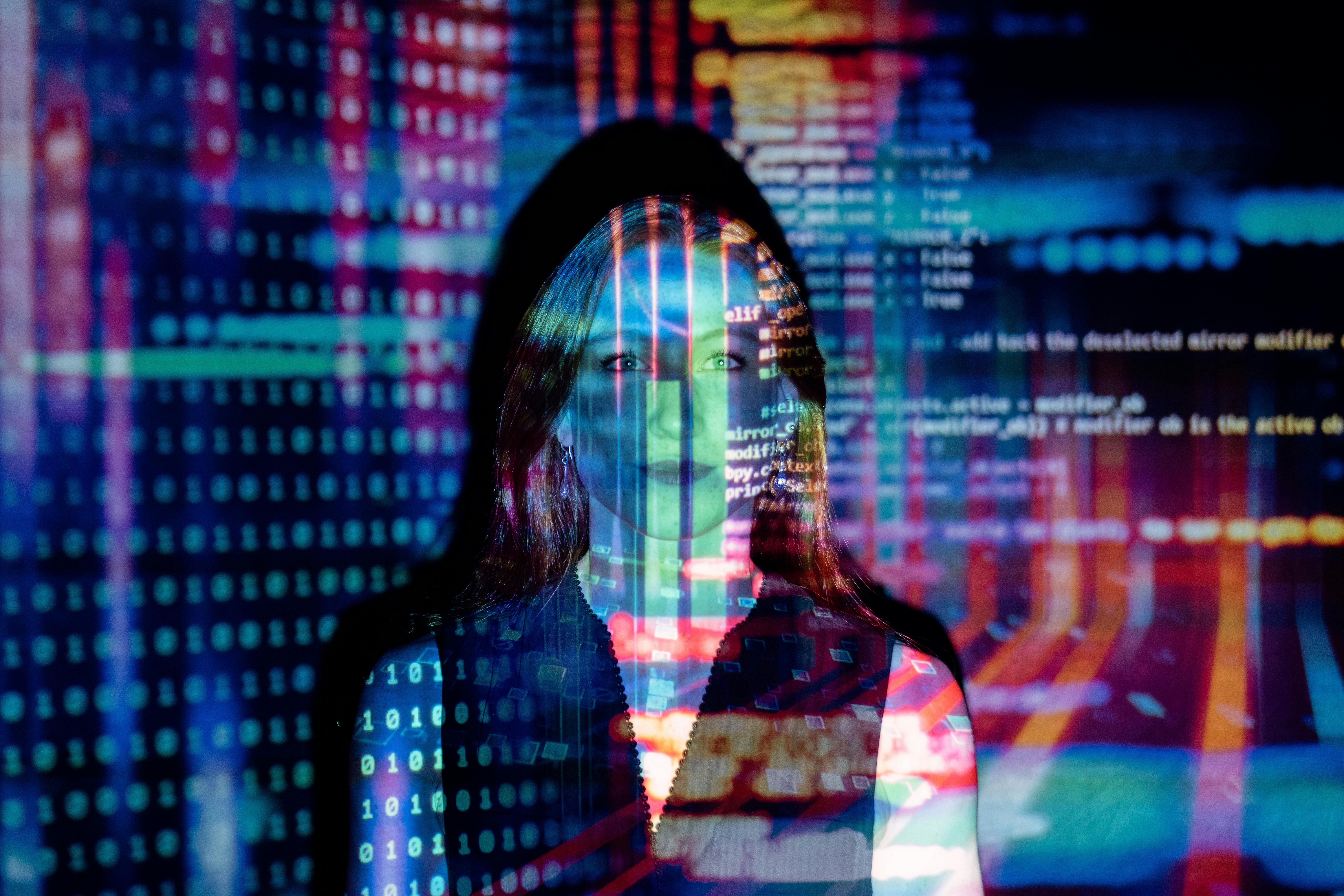 ChatGPT'nin sahibi OpenAI, eski moda stereotipleri sürdürdüğü görülen sonuçlar nedeniyle eleştiriye maruz kalan ilk teknoloji devi değil. Bu ay, kullanıcılar Asyalı bir erkeğin beyaz bir kadınla hayal edilemeyeceğini keşfettiğinde Meta, “ırkçı” bir yapay zeka sunmakla suçlandı.