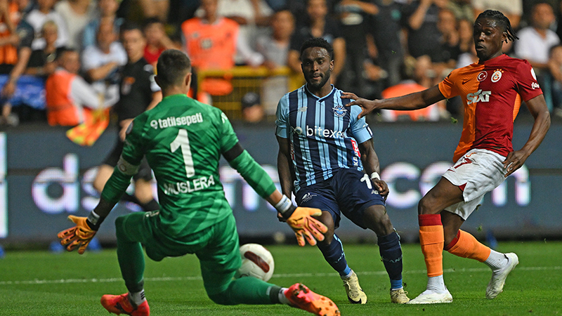 Erman Toroğlu - Sabah: Futbolda şöyle bir cümle vardır, hiçbir zaman değişmez ve çok doğru bir cümledir; "Kaleci bir takımın yarısıdır. Eğer şampiyon olacaksan kalecin en az 5 veya 6 maçı kazandırmalıdır." Bu cümleleri alın, dün akşamki Adana Demirspor-Galatasaray maçı nasıl oynandı, yoruma ne yazmak gerek sorusunun tam karşılığı. Fazla yoruma gerek yok. Maçın özeti, şu ana kadar yazd-ı ğım cümleler zaten. Bakın abartmıyorum, Galatasaray eğer şampiyon olacaksa Muslera'nın bunda payı çok fazladır. Öyle pozisyonlar kurtardı ki inanılır gibi değil