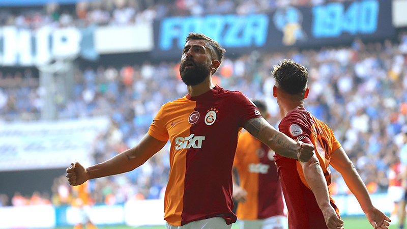 Ahmet Çakar - Sabah: Bu tür maçlarda 1-0 hele hele dün geceki performansa göre çok tehlikeli iken bu sefer sahneye Kerem Demirbay çıktı. Sıfırdan harika bir gol attı. Benim diyen futbolcu atamaz! Sonuçta G.Saray çok önemli bir virajı daha kazanarak döndü. Artık 'şampi' diyebiliriz. Bundan sonra G.Saray'ın şampiyonluğu kaybetmesi belki mucizelere bağlı. Üstelik genetiklerinde de bu tür kayıplar pek yaşanmamış. Fakat dün için Muslera'yı zirveye taşıdık ama İcardi, Köhn, birçok futbolcu beklenenin altındaydı. Hikmet Karaman'ı kutlarım. Çok iyi oynadılar..