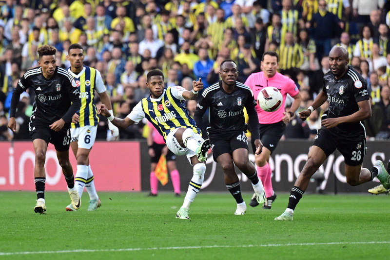 İki takımdan biri oynayamayınca diğerinin hayli baskın görünmesi kaçınılmaz oluyor. Beşiktaş ne yaptığını bilmez halde olunca ‘’vazgeçilmezi Edin Dzeko’’dan tasarruf eden İsmail Kartal’ın Fenerbahçesi rahat rahat top gezdirdi sahada. Kalecisi Mert Günok’un kritik kurtarışlarıyla sahada kalan Beşiktaş seri sakatlıklar yaşayıp oyun dengesi bozulan rakibine karşı çaresiz haldeyken milyonlarca euro vererek kadrosuna kattığı Mutassim Al Musrati de atılınca tamamen çözüldü! Gerçi Fenerbahçe de çok etkili görünmüyordu ancak topu daha verimli gezdirerek rakibini öyle ya da bezdirmeyi becerdi. İkinci devrenin hemen başında hareketlenir gibi oldu Beşiktaş, lakin eksikti ve Fenerbahçe sakindi. Kısa sürede oyunu yeniden eline aldı. Ne varki oyun elinde olmasına rağmen çoğu maçta olduğu kararlı değillerdi. Daha çok skora bağlı oyalanır gibi oynuyorlardı. Umarım bu çoğu maçta olduğu gibi doğrudan ‘’rakibin analiz edilmiş’’ olmasıyla ilgili değildir! Böyleyse gerçekten komik olur. (Cem Dizdar | Fanatik)