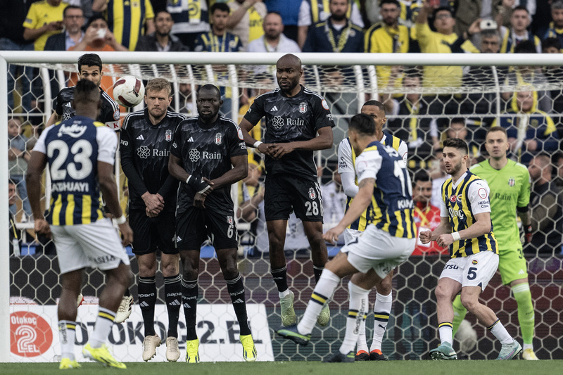 Fenerbahçe’nin baskısı ile başlayan derbide Beşiktaş’ın küçük de olsa direnme ihtimalini yaptığı kurtarışlarla taze tutmaya çalışan Mert Günok, bu ihtimali tamamen ortadan kaldıran ise gördüğü anlamsız kırmızı kart ile asrın felaketi olmaya aday Al Musrati oldu. Fenerbahçe için Fred ve Tadiç’in ağırlığını koyduğu ilk yarıda Batshuayi golüne rağmen maçı erken bitirebileceği bir skor alması uzak bir ihtimal değildi. İsmail Kartal ise ilk yarının başında İsmail Yüksek sakatlanınca Türk oyuncu kuralından dolayı Becao’yu da oyundan çıkararak yıldız oyunculara yapmaması gereken bir muamele ile büyük takım hocalığına yakışmayan bir hamle daha yapmış oldu. Fenerbahçe, 2. yarıya düşük viteste, Beşiktaş ise Ghezzal ile başladı. Muleka’nın kafasında harika bir kurtarış yapan Livakoviç, Beşiktaş’ın tabelayı değiştirebilmek adına en önemli şansını da yok etti. (Erman Özgür | Fanatik)