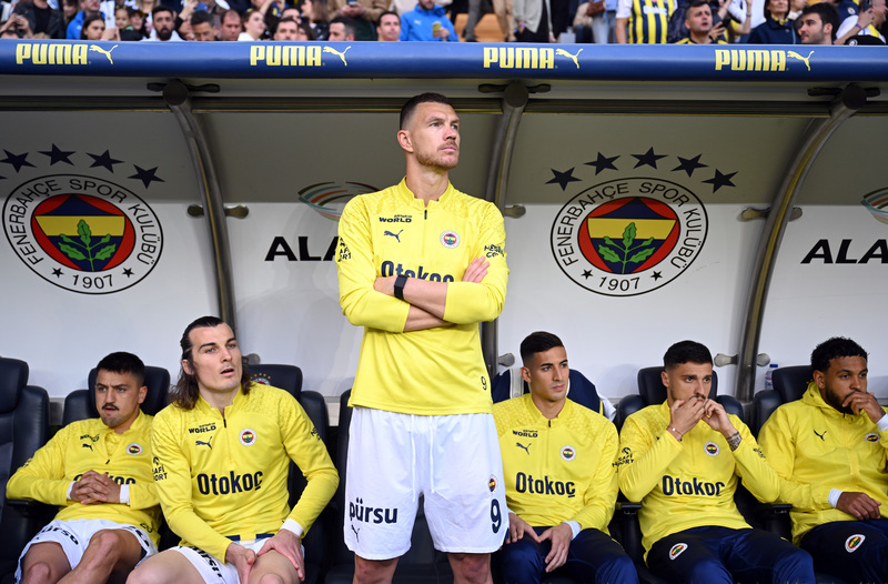 Fenerbahçe, Beşiktaş karşısında özellikle ilk yarıda baskılı bir futbol ortaya koydu. Siyah-Beyazlıların erken 10 kişi kalması ve bir türlü dengeyi kuramaması baş etkendi. Sarı-Lacivertlilerin oyununa baktığımızda ilk yarıdaki skor 1-0’dan fazla olmalıydı. Sakatlanan İsmail’in sahaya dönmesi ve sonra kendini yere bırakması tamamen doktor hatası. İkinci yarının başında Beşiktaş biraz yüklenir gibi oldu ama Fenerbahçe İrfan Can Kahveci’nin golüyle 2-0’ı bulup rahatladı. Cenk’in golüne şapka çıkarılır ancak Beşiktaş son yıllardaki en etkisiz derbisini oynadı. (Hilmi Türkay | Cumhuriyet)