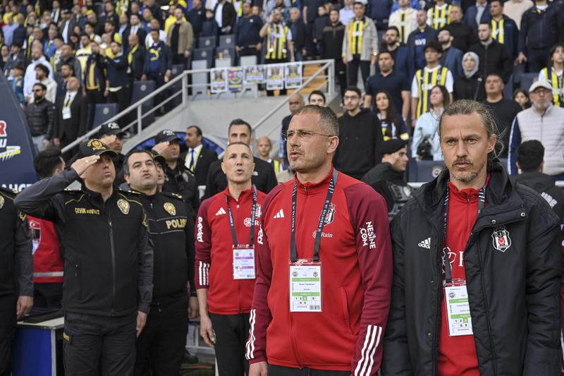 eşiktaş ile Fenerbahçe arasında bu sezon büyük puan farkı olarak da görülebilen kadro kalitesi farkı nedeniyle Kadıköy’deki derbide ev sahibi maçın favorisiydi. Beşiktaş’ın tek kozu ise Fenerbahçe teknik direktörü İsmail Kartal’ın büyük formsuzluğuydu: Maçın 11’e 11 oynandığı kısa sürede sakatlanan İsmail yerine Kruniç’i alırken yabancı kontenjanını aşmak için stoperini de değiştirerek ilk hatasını yaptı. Ancak hemen sonrasında Musrati ikinci derbisinde ikinci saçmalığını yapınca Beşiktaş 10 kişi kaldı ve Fenerbahçe’nin oyuncu malzemesi üstünlüğü iyice ağır bastı. (Ali Ece | Fanatik)