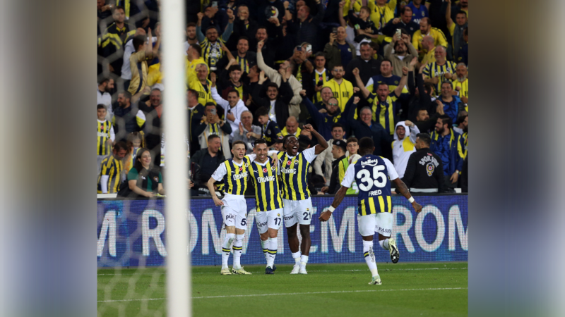 Beşiktaşlı Al Musrati kırmızı kartla atıldı. Hiçbir futbolcu bu şekilde atılmaz, atılmamalı. Eğer atılıyorsa siz bunun kişiliğini, şahsiyetini araştırmamışsınız demektir. Sen kamyonla para alıyorsun. Nerden bulacaksın bu paraları? Böyle atılıyorsan senin aldığın para helal değil, haram. Böyle şahsiyetsiz, kişiliksiz futbolcuları alanlar da hatalı. Zaten Beşiktaş'ın son yıllardaki en büyük hatası bu. Bir sürü fosili takıma doldurdular. (Erman Toroğlu | Sabah)